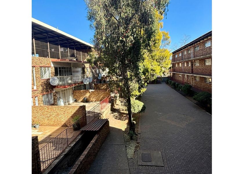 Lovely 2-Bedroom Flat with Modern Features - Photo 9