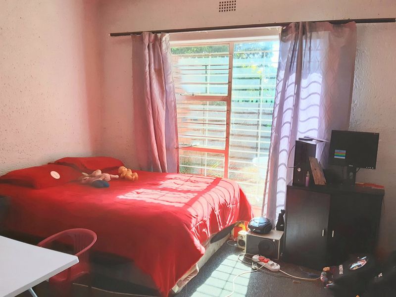 Ground floor 2-Bedroom, Pool - Photo 9