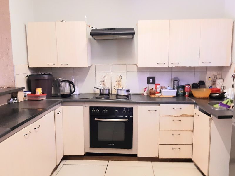 Ground floor 2-Bedroom, Pool - Photo 7