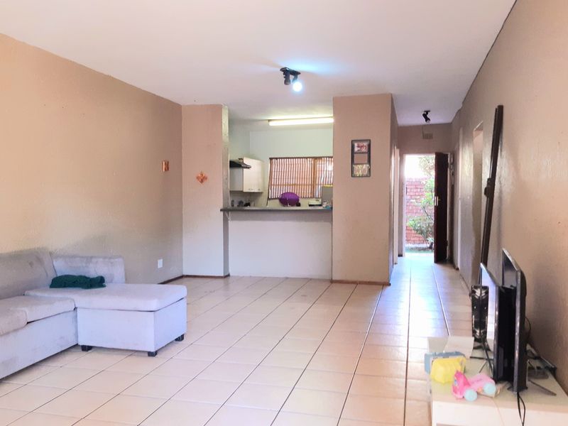 Ground floor 2-Bedroom, Pool - Photo 6