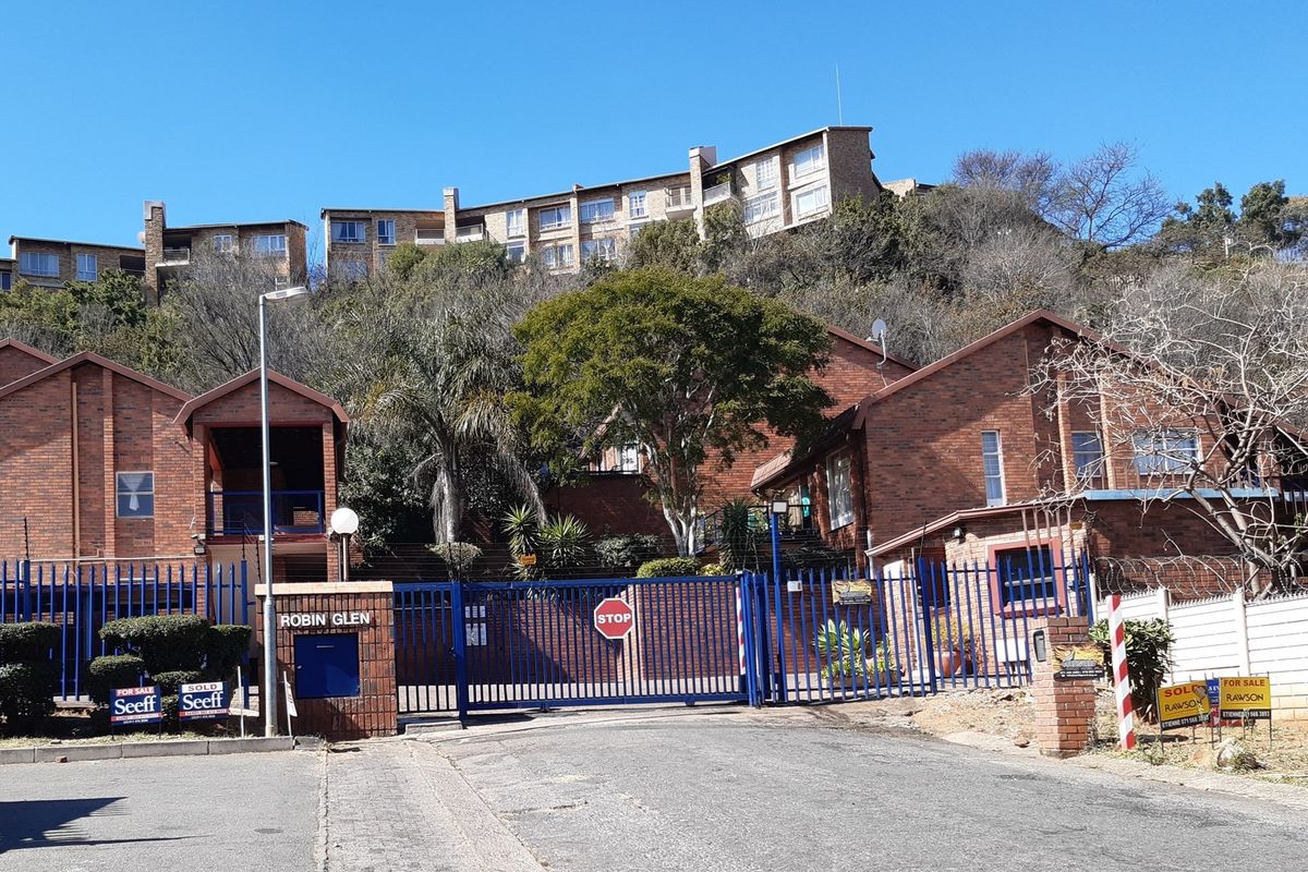Ground floor 2-Bedroom, Pool - Photo 2