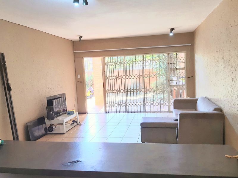 Ground floor 2-Bedroom, Pool - Photo 5