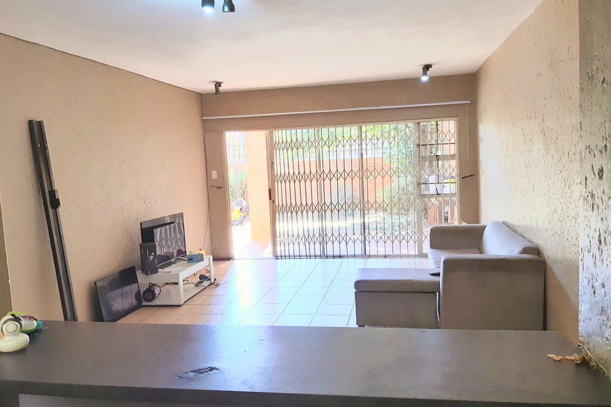 Ground floor 2-Bedroom, Pool - Photo 5