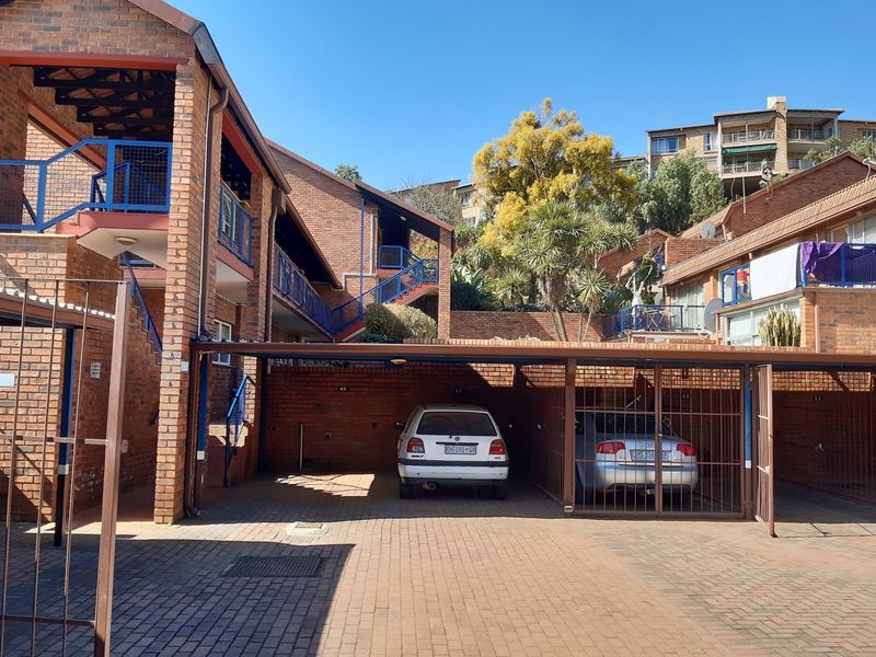 Ground floor 2-Bedroom, Pool - Photo 4