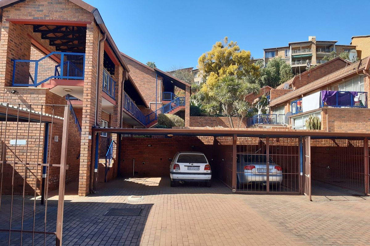 Ground floor 2-Bedroom, Pool - Photo 4