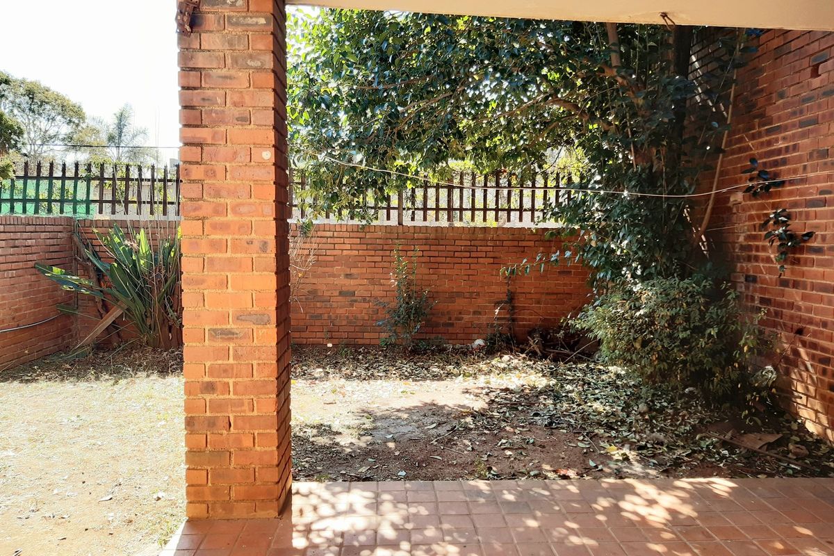 Ground floor 2-Bedroom, Pool - Photo 3