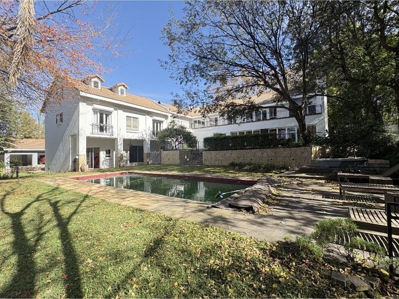 Exquisite 5-Bedroom Family Home- A Statement of Grandeur and Warmth - Photo 2