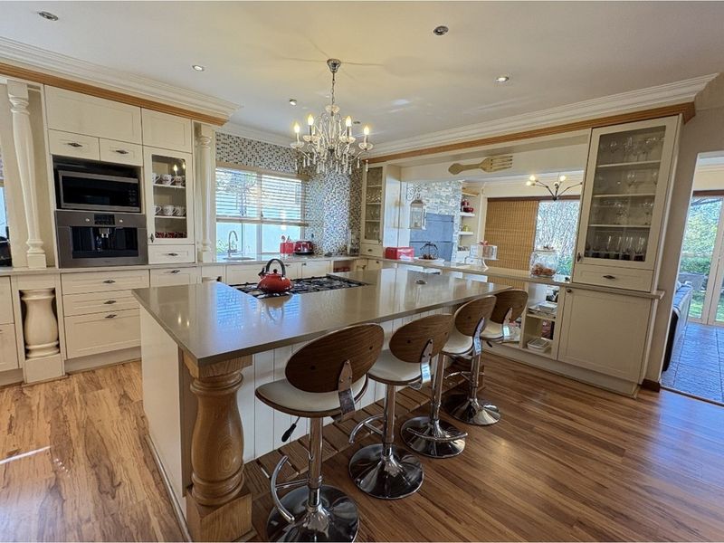 Exquisite 5-Bedroom Family Home- A Statement of Grandeur and Warmth - Photo 10