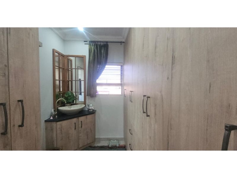 Charming Family Home in Sought-After Area - Photo 10