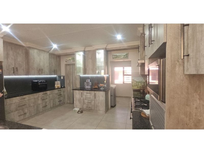 Charming Family Home in Sought-After Area - Photo 5