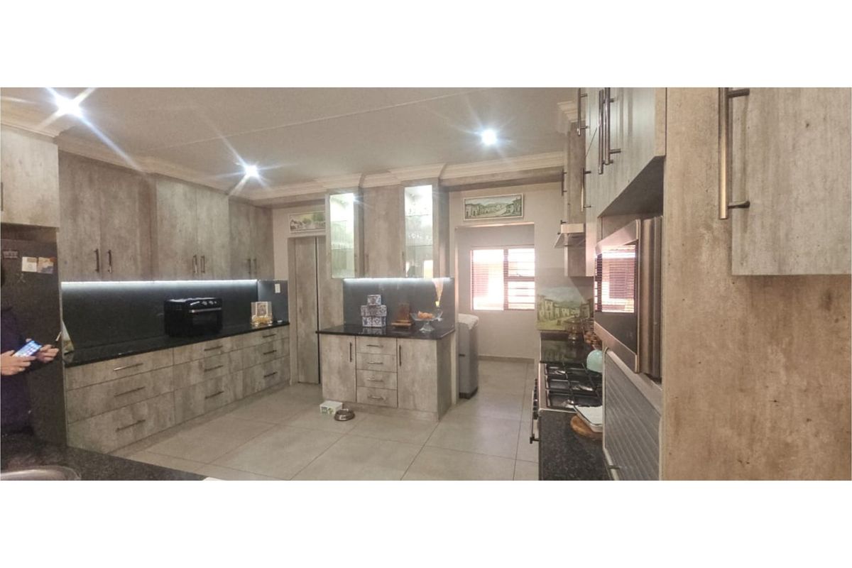 Charming Family Home in Sought-After Area - Photo 5