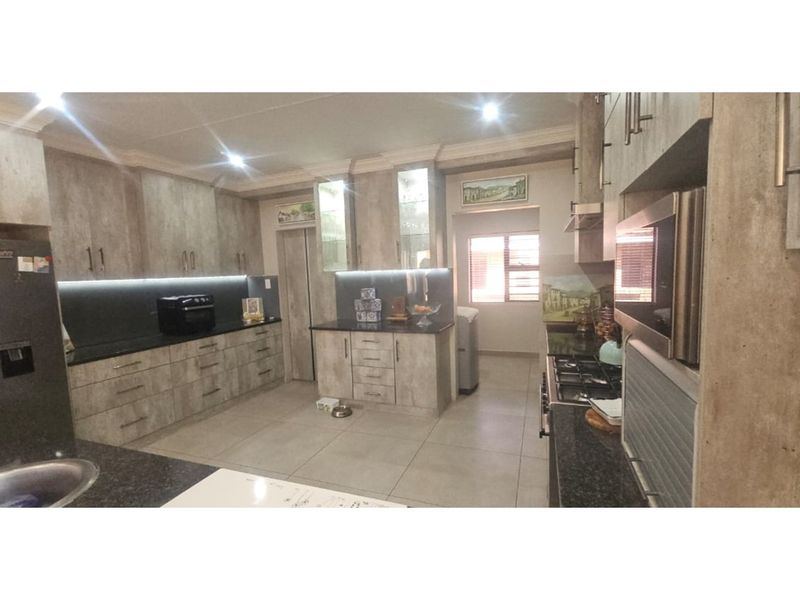 Charming Family Home in Sought-After Area - Photo 4