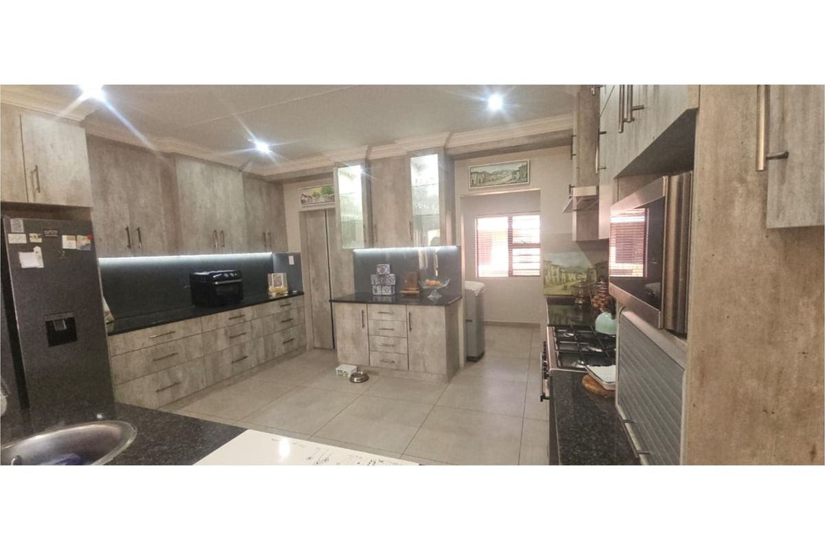 Charming Family Home in Sought-After Area - Photo 4