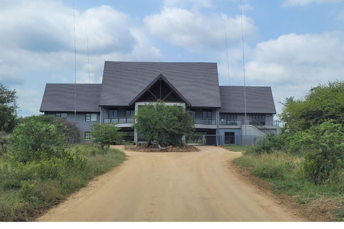 Southern  stand in lower Moditlo Wildlife Estate - Moria Farm, no noise, Big 4 and watering spots. - Photo 4