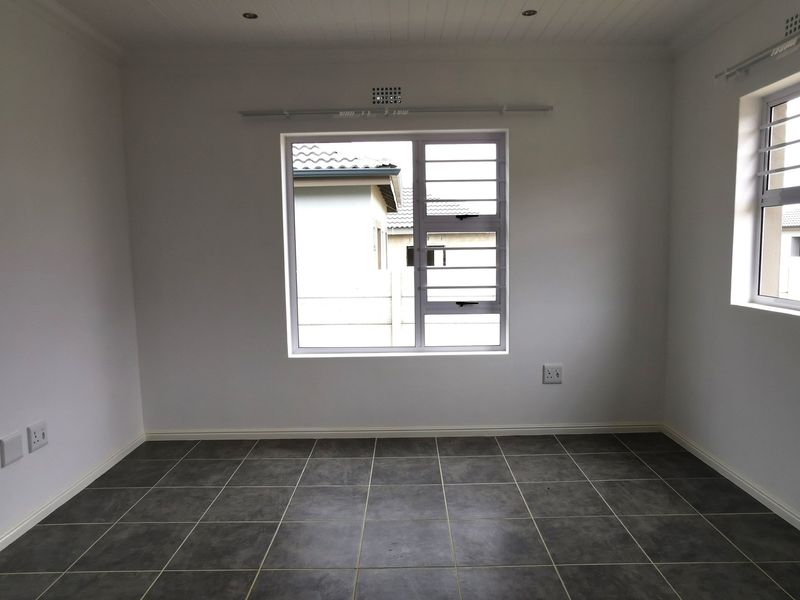 Brand New 2-Bedroom Home in Mountain Ridge Estate, Paarl - Photo 4