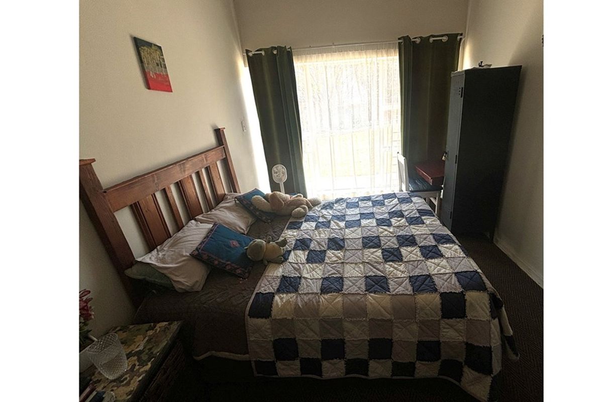 Modern 4-Bedroom Oasis with Spacious Garden & Ample Parking - Photo 5