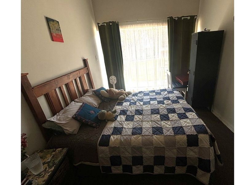 Modern 4-Bedroom Oasis with Spacious Garden & Ample Parking - Photo 5