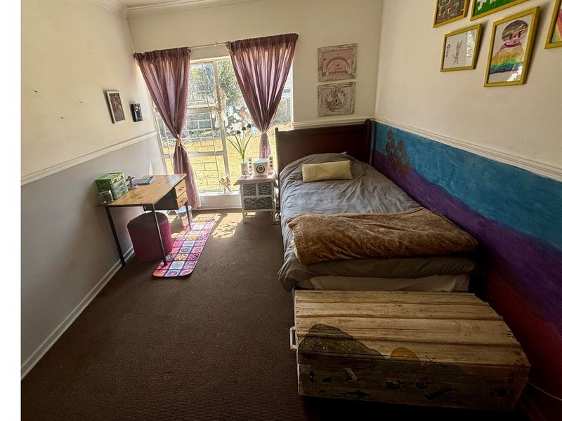 Modern 4-Bedroom Oasis with Spacious Garden & Ample Parking - Photo 4