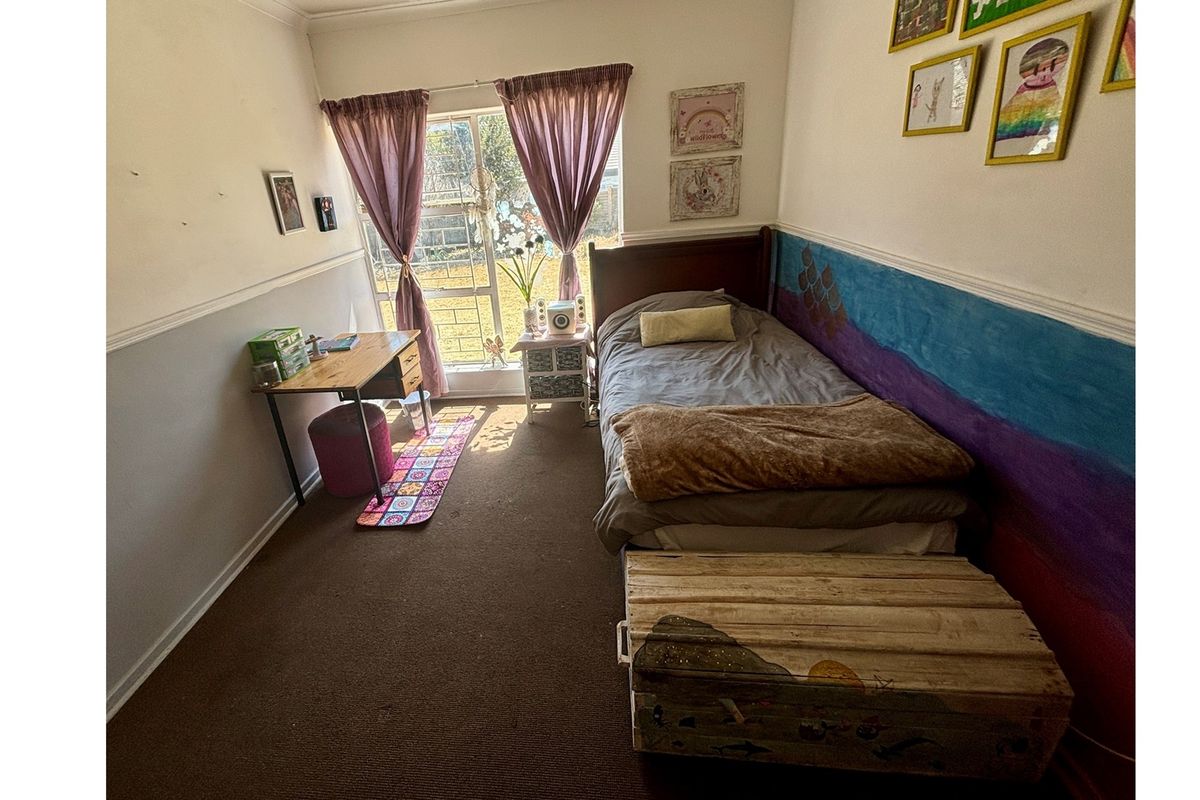 Modern 4-Bedroom Oasis with Spacious Garden & Ample Parking - Photo 4