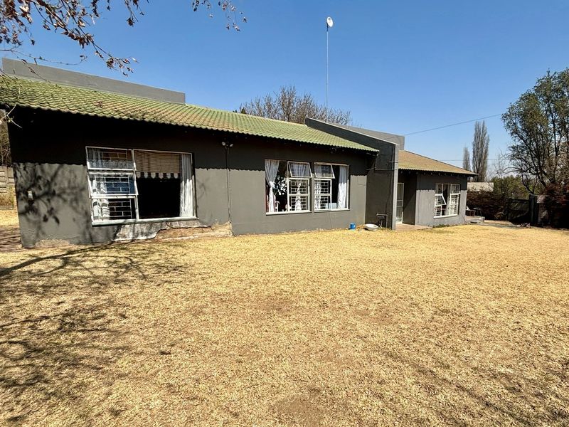 Modern 4-Bedroom Oasis with Spacious Garden & Ample Parking - Photo 3