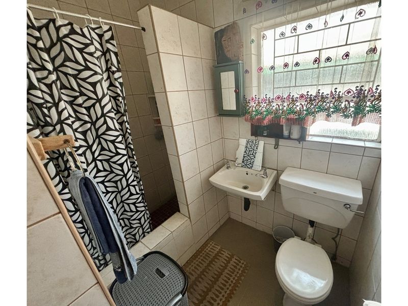 Modern 4-Bedroom Oasis with Spacious Garden, Ample Parking - Photo 10