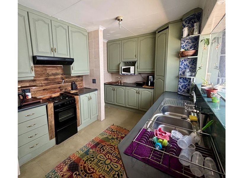 Modern 4-Bedroom Oasis with Spacious Garden, Ample Parking - Photo 9