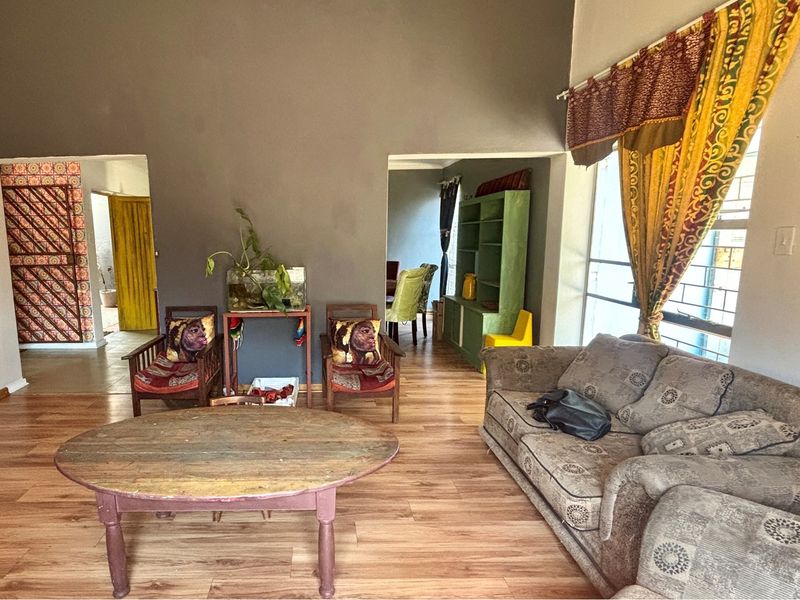 Modern 4-Bedroom Oasis with Spacious Garden, Ample Parking - Photo 1