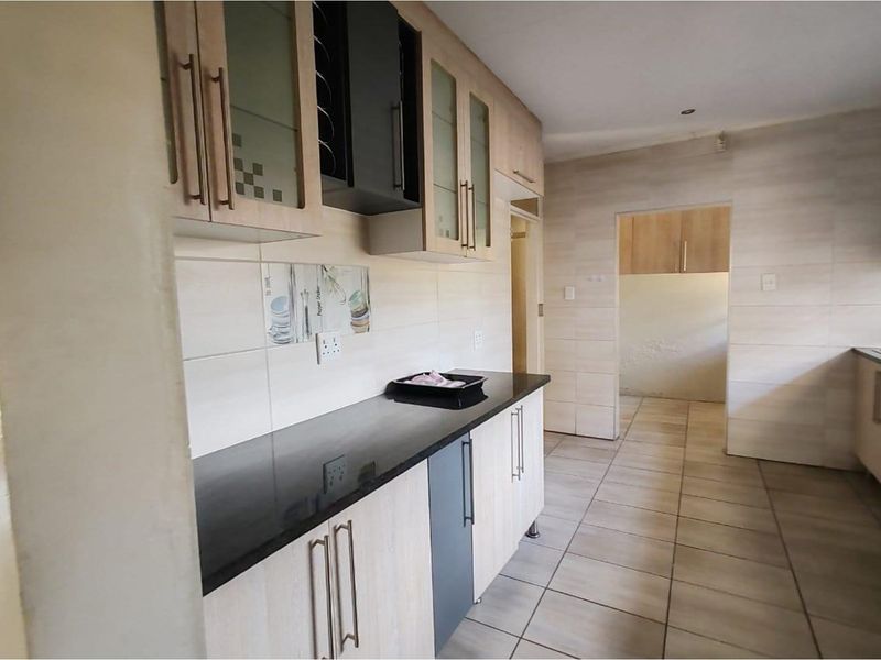 Modern family home - Photo 8