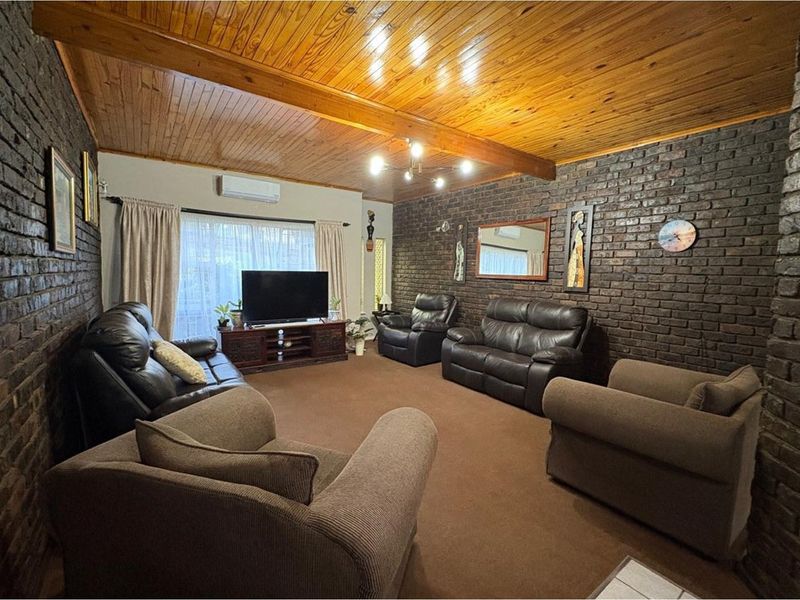 Spacious living, modern comfort-your dream home in Newcastle awaits - Photo 3