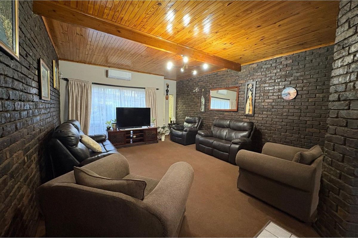 Spacious living, modern comfort-your dream home in Newcastle awaits - Photo 3