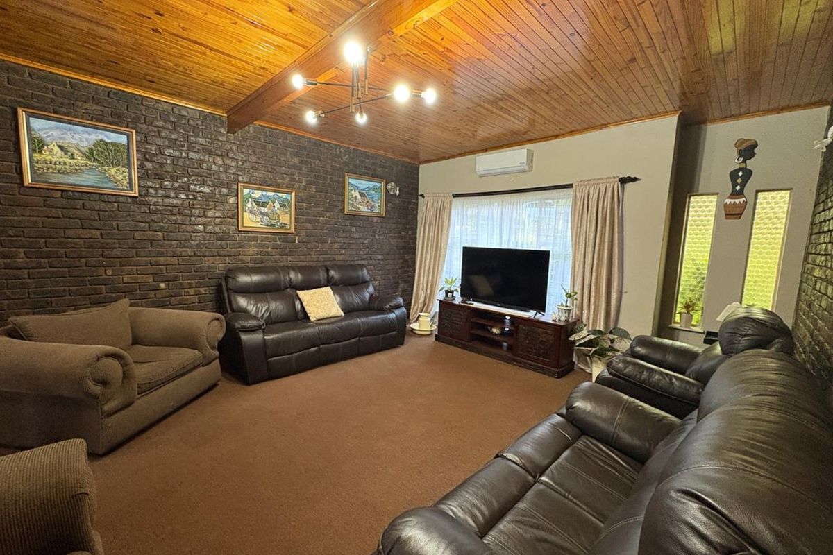 Spacious living, modern comfort-your dream home in Newcastle awaits - Photo 4
