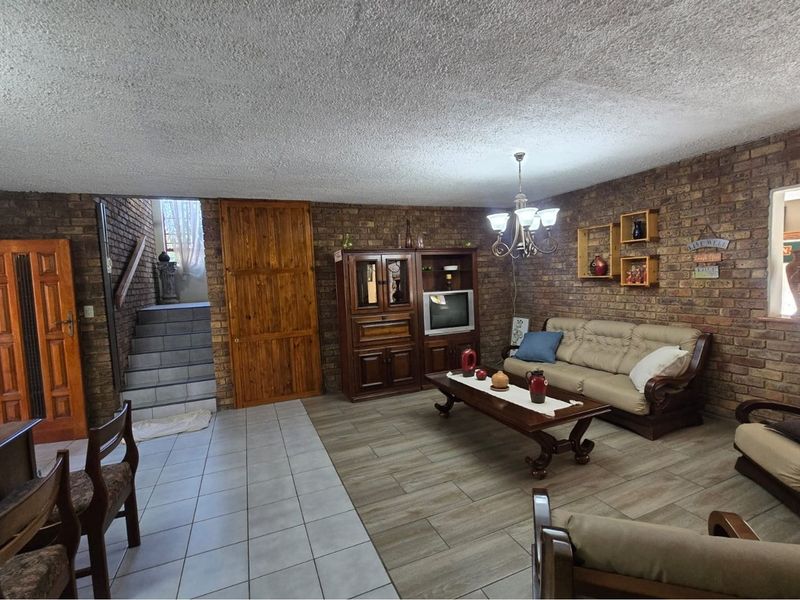 Spacious 4-Bedroom Family Home for Sale in Montana Park - Photo 8