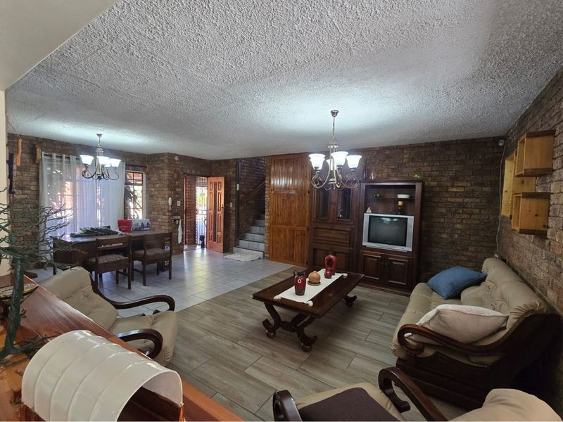 Spacious 4-Bedroom Family Home for Sale in Montana Park - Photo 7