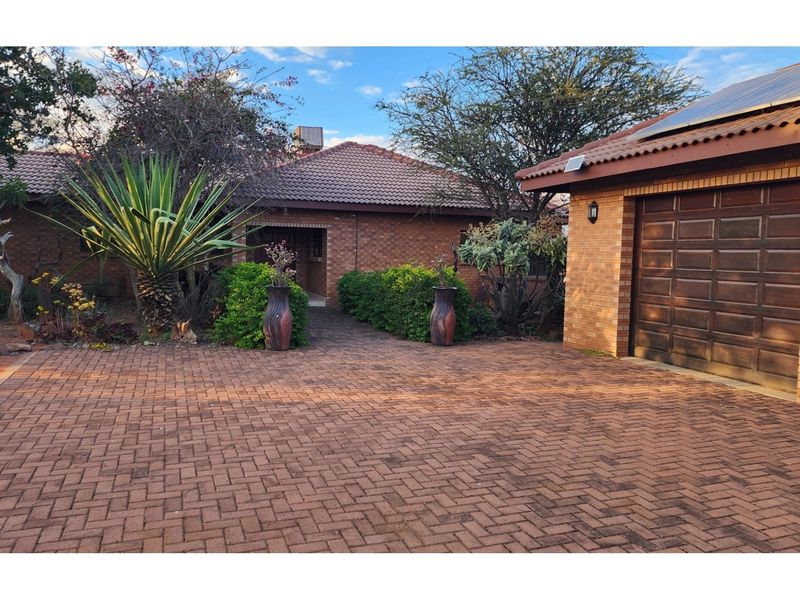 Verloren Estate - 3 Bedroom home with heated swimming pool - entertainer's dream - PET FRIENDLY - Photo 2