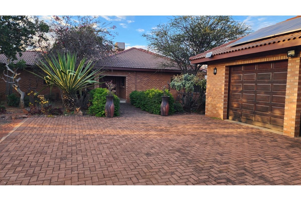 Verloren Estate - 3 Bedroom home with heated swimming pool - entertainer's dream - PET FRIENDLY - Photo 2