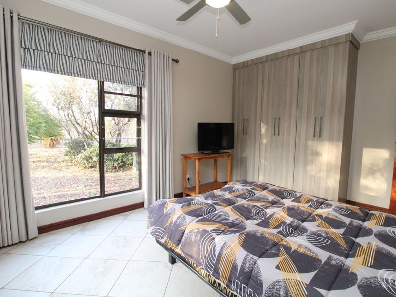 Verloren Estate - 3 Bedroom home with heated swimming pool - entertainer's dream - PET FRIENDLY - Photo 8
