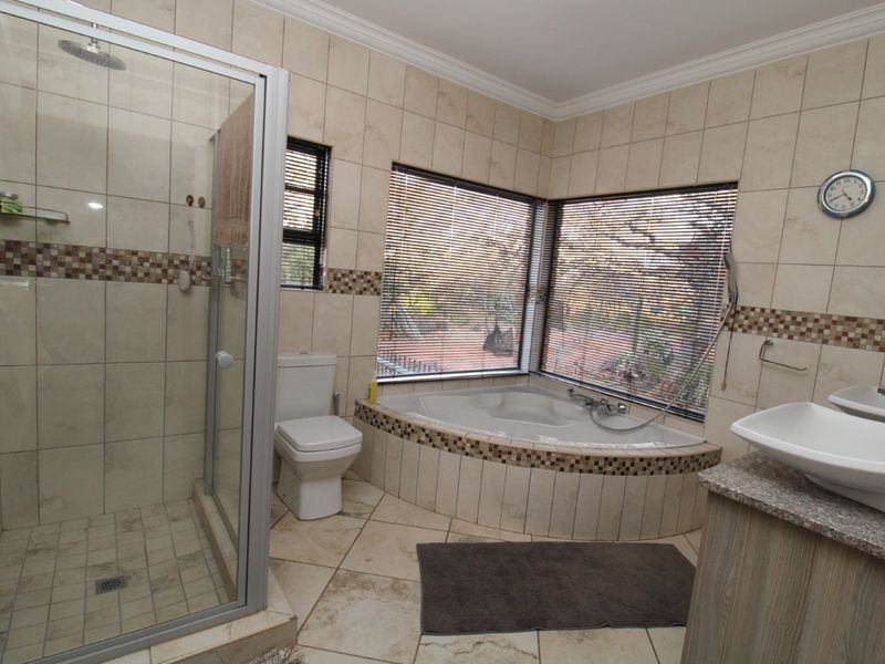 Verloren Estate - 3 Bedroom home with heated swimming pool - entertainer's dream - PET FRIENDLY - Photo 7