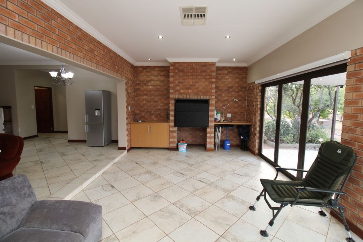 Verloren Estate - 3 Bedroom home with heated swimming pool - entertainer's dream - PET FRIENDLY - Photo 4