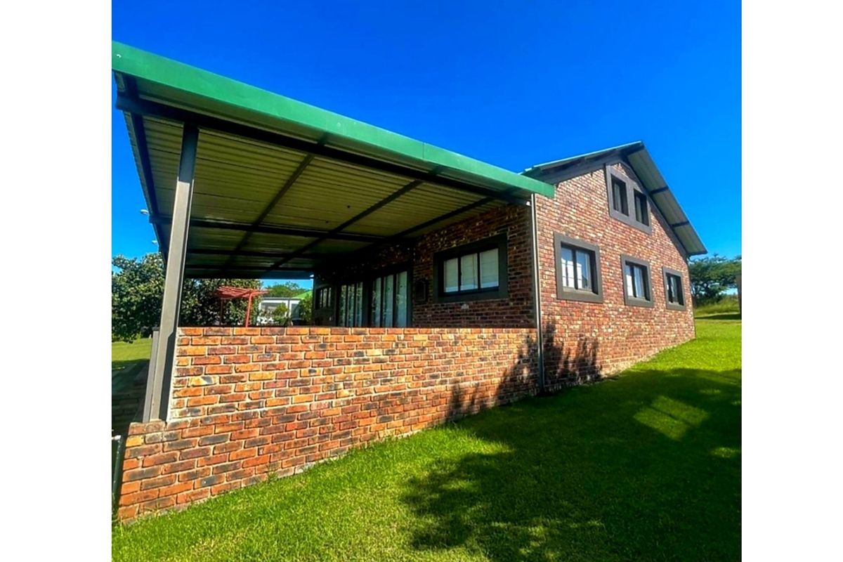 "Off-Grid waterfront Home: 4 Beds, Stunning Views" - Photo 4