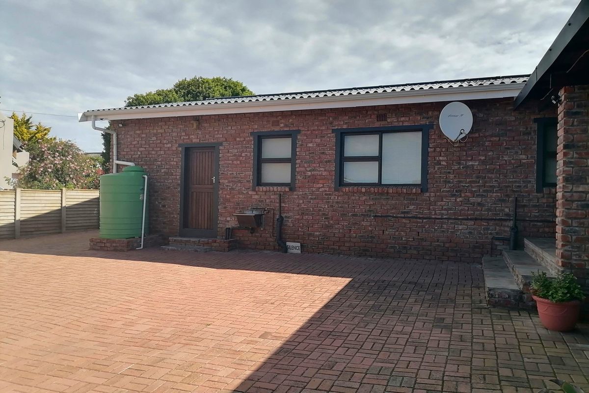 Sturdy, well kept low maintenance home near the CBD - Photo 5