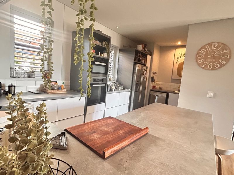 Modern Garden Apartment on the border of Waterkloof and Nieuw Muckleneuk - Photo 3