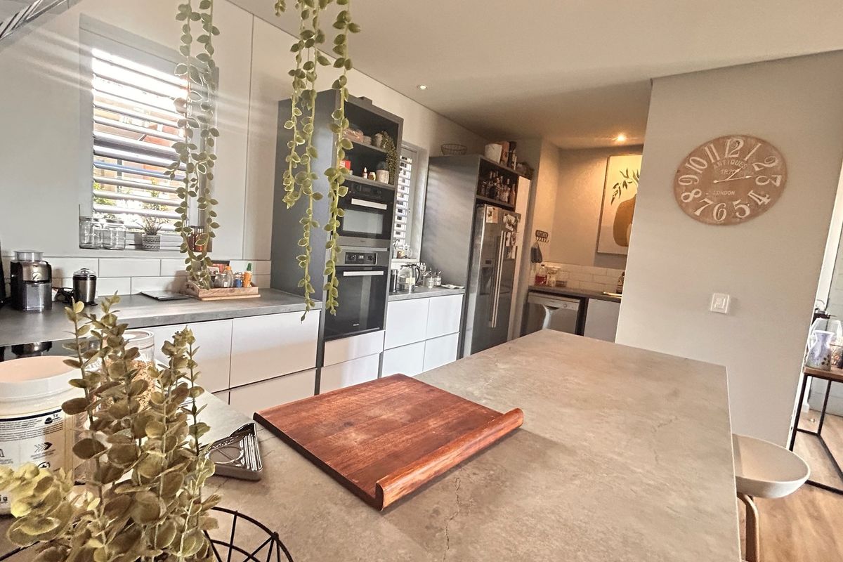 Modern Garden Apartment on the border of Waterkloof and Nieuw Muckleneuk - Photo 3