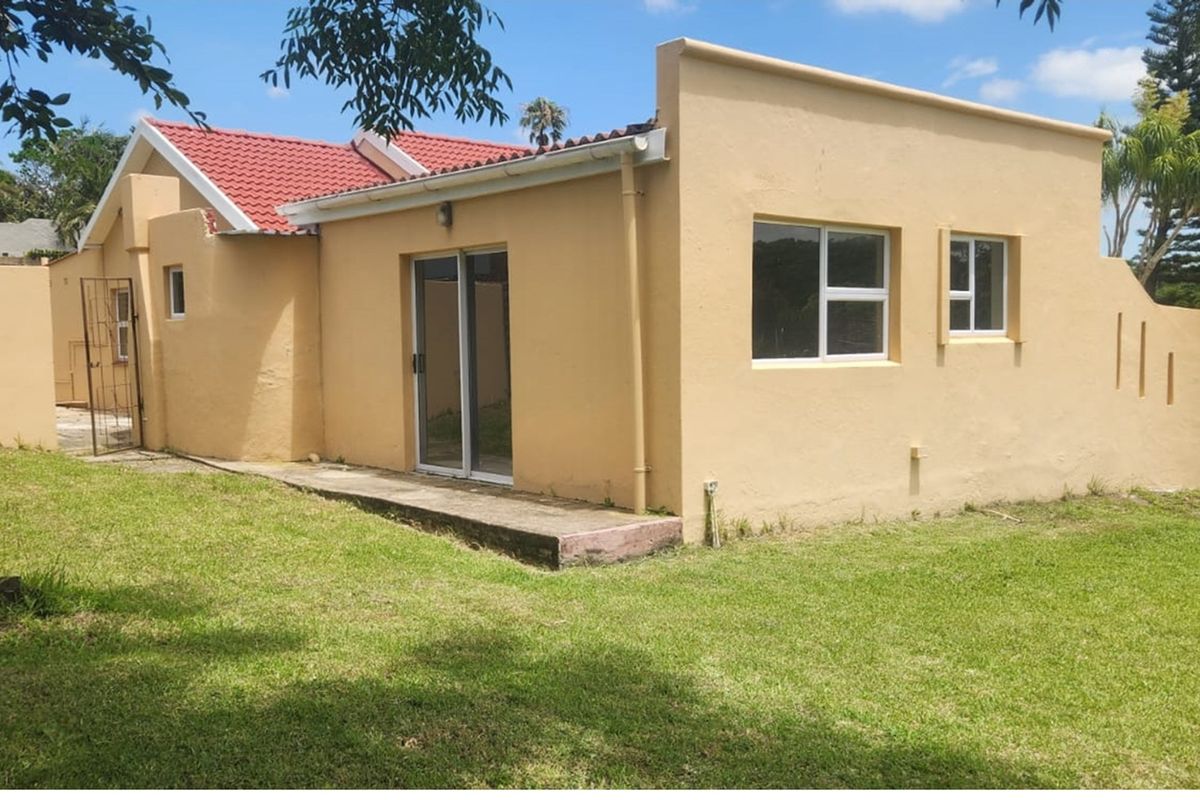 Spacious 4-bed, 3-bath home with modern kitchen, built-in braai and a lush child-friendly garden! - Photo 2