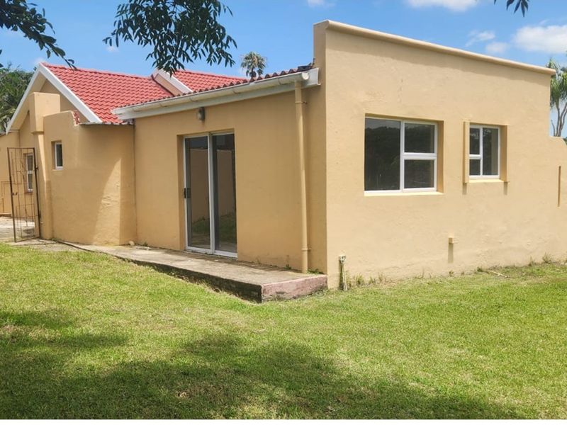 Spacious 4-bed, 3-bath home with modern kitchen, built-in braai and a lush child-friendly garden! - Photo 2