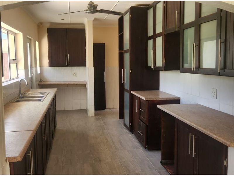 Spacious 4-bed, 3-bath home with modern kitchen, built-in braai and a lush child-friendly garden! - Photo 5