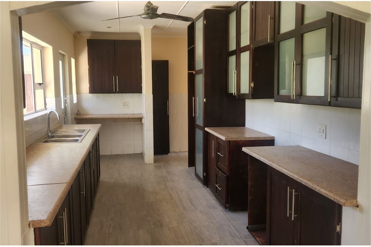 Spacious 4-bed, 3-bath home with modern kitchen, built-in braai and a lush child-friendly garden! - Photo 5