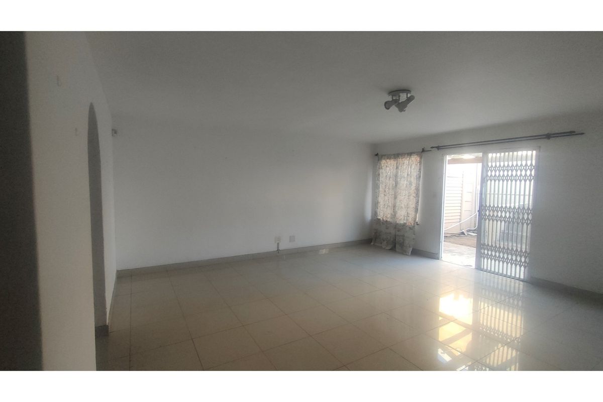 "3 Bed House in boom-gated area - Offers welcome" - Photo 5