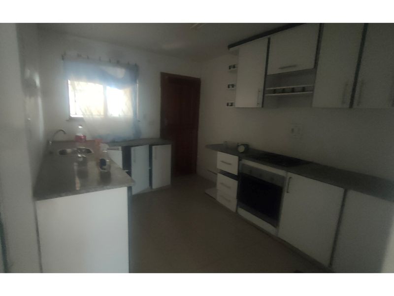 "3 Bed House in boom-gated area - Offers welcome" - Photo 4