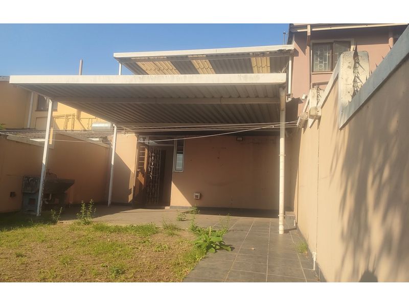 "3 Bed House in boom-gated area - Offers welcome" - Photo 3