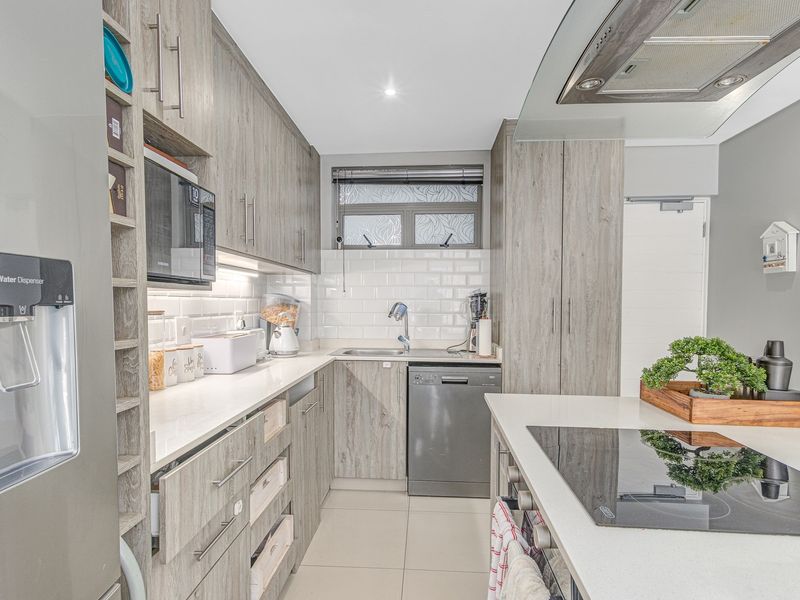 Modern 2-Bed 2-Bath 2-Parkings Apartment in Broadacres For Sale - Photo 8